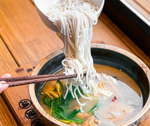 品味云南过桥米线